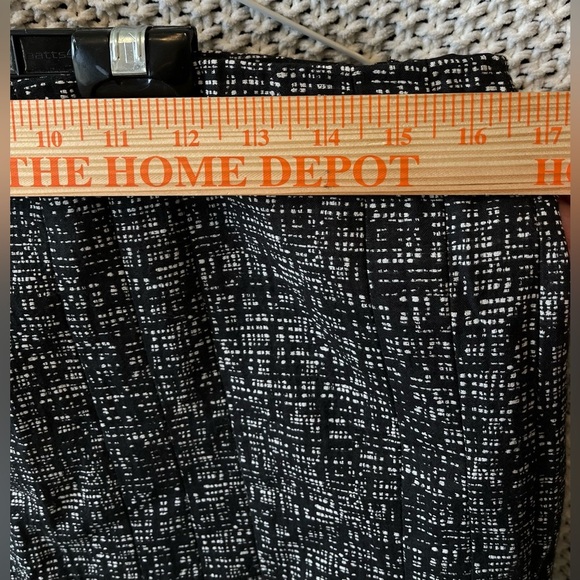 Anne Klein Women’s Black & White Tweed Pencil Skirt, Lined, Pleated Hem; Size 10 - Picture 6 of 7